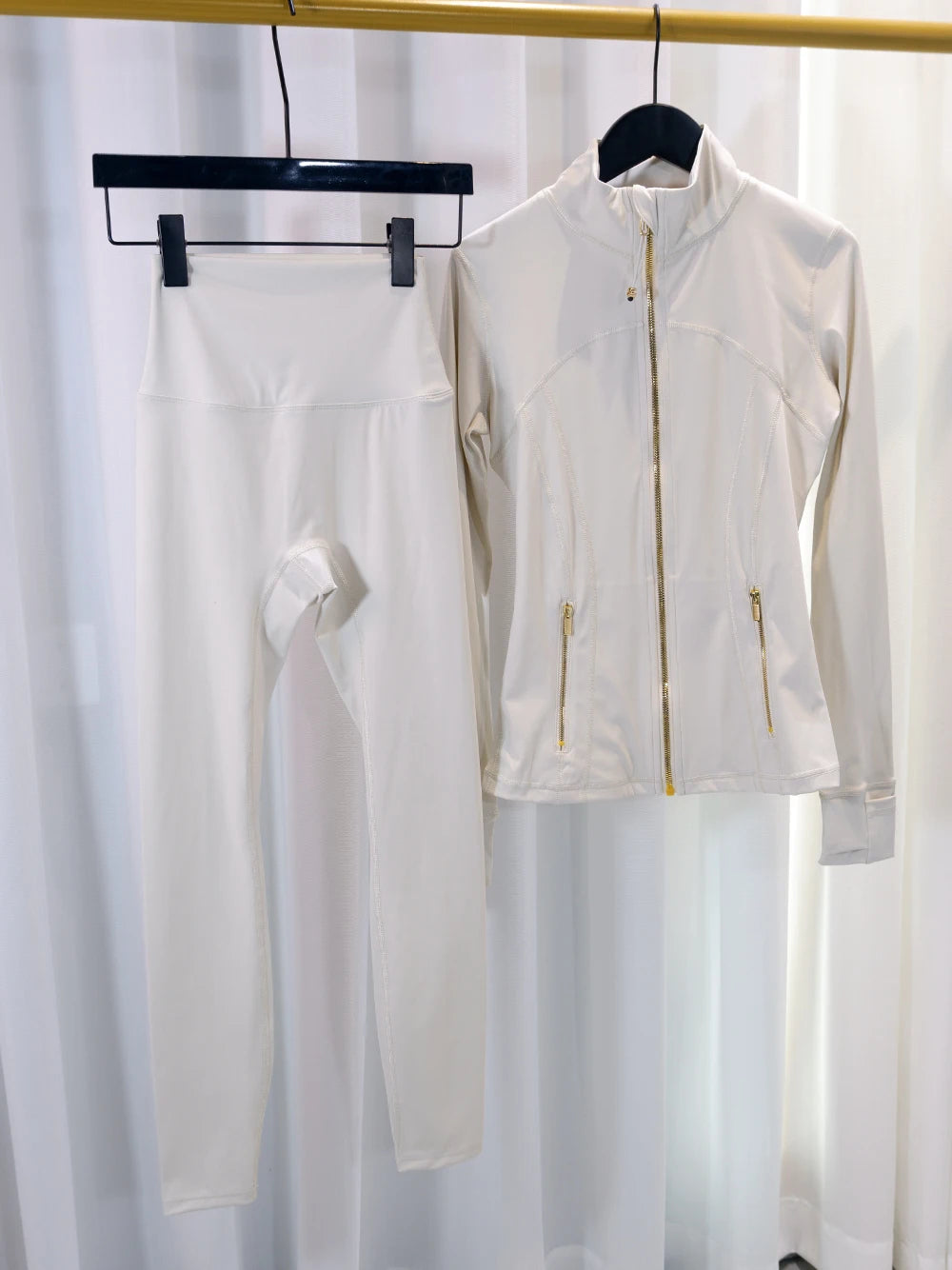 Conjunto Esportivo Feminino com Zíper Dourado e Calça Modeladora