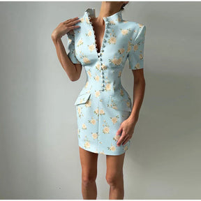 Vestido Curto Floral com Gola Alta, Acabamento Ondulado e Modelagem Ajustada