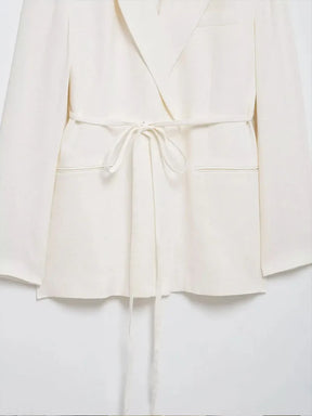 Conjunto de Blazer com Laço e Calça Cintura Alta – Elegância Sofisticada para a Meia-Estação