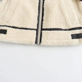 Jaqueta Feminina – Efeito Pele Sofisticado com Detalhes em Pelo