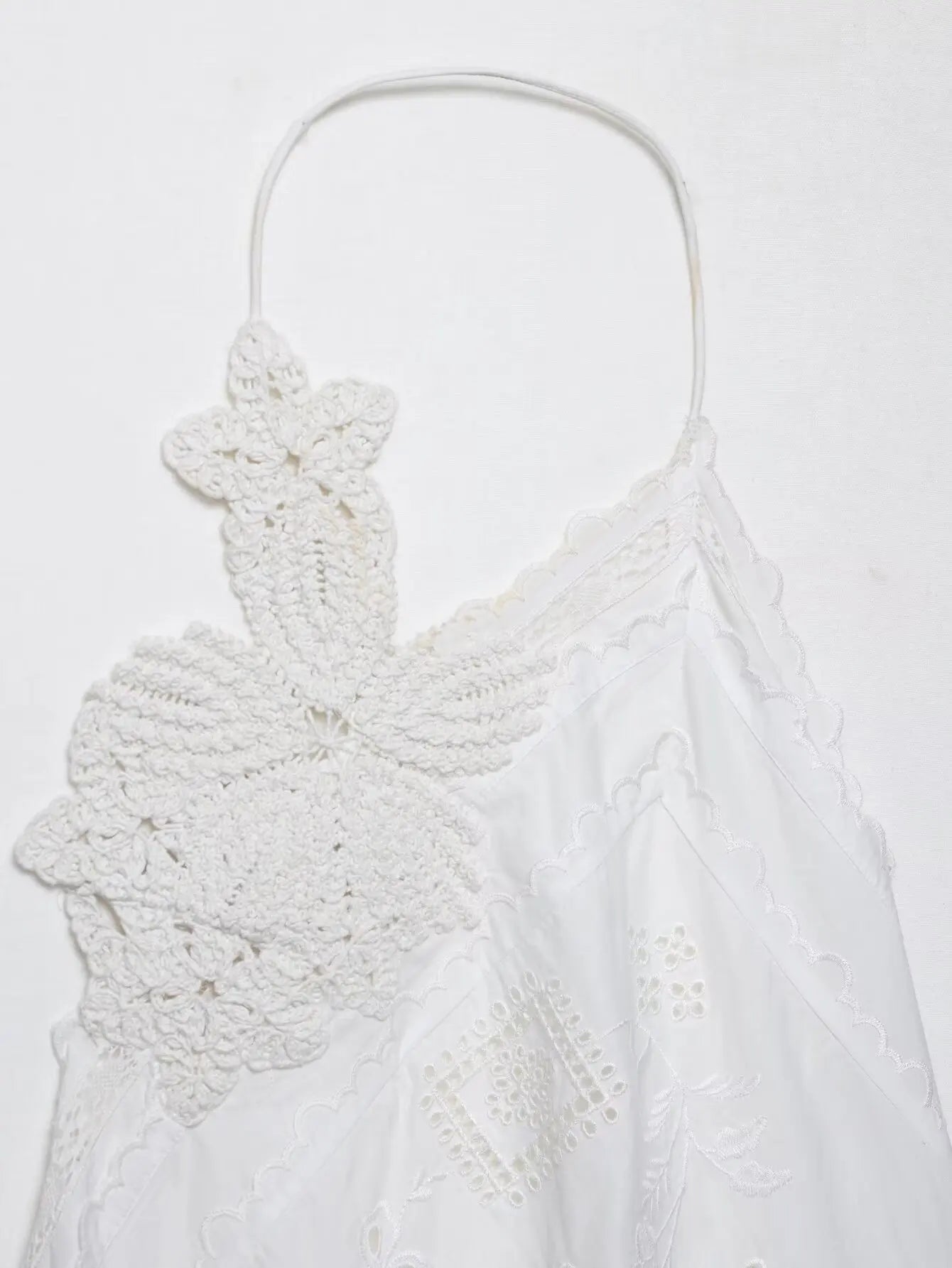 Top Elegante de Amarração com Bordado e Recorte Halter