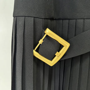 Vestido Míni Plissado com Gola Alta Estruturada e Ombros Descobertos
