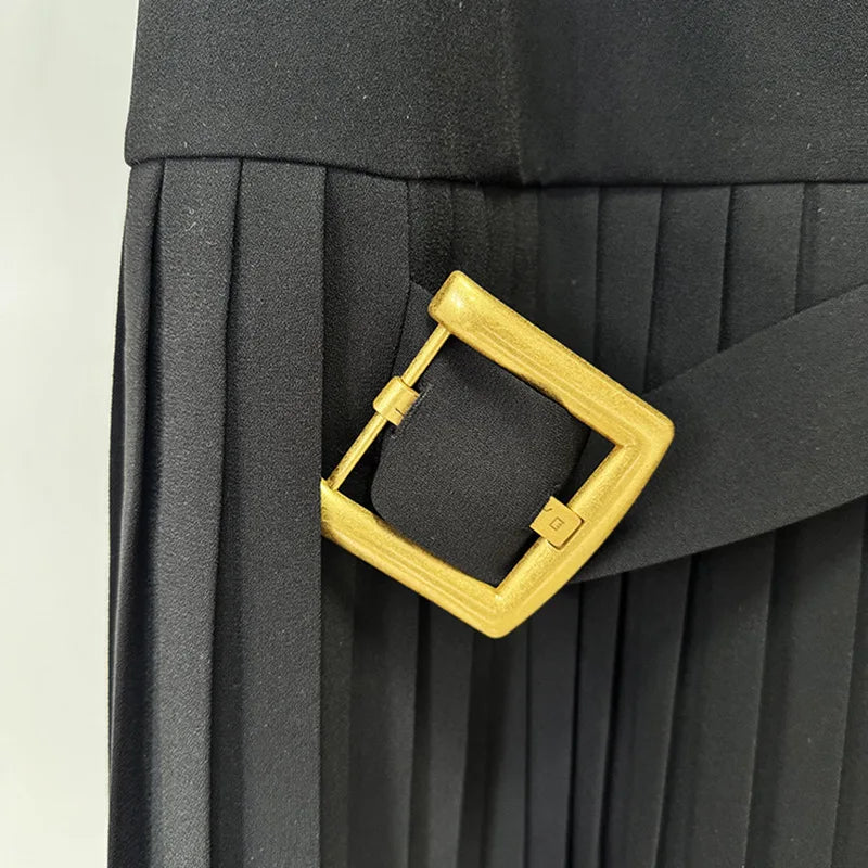Vestido Míni Plissado com Gola Alta Estruturada e Ombros Descobertos