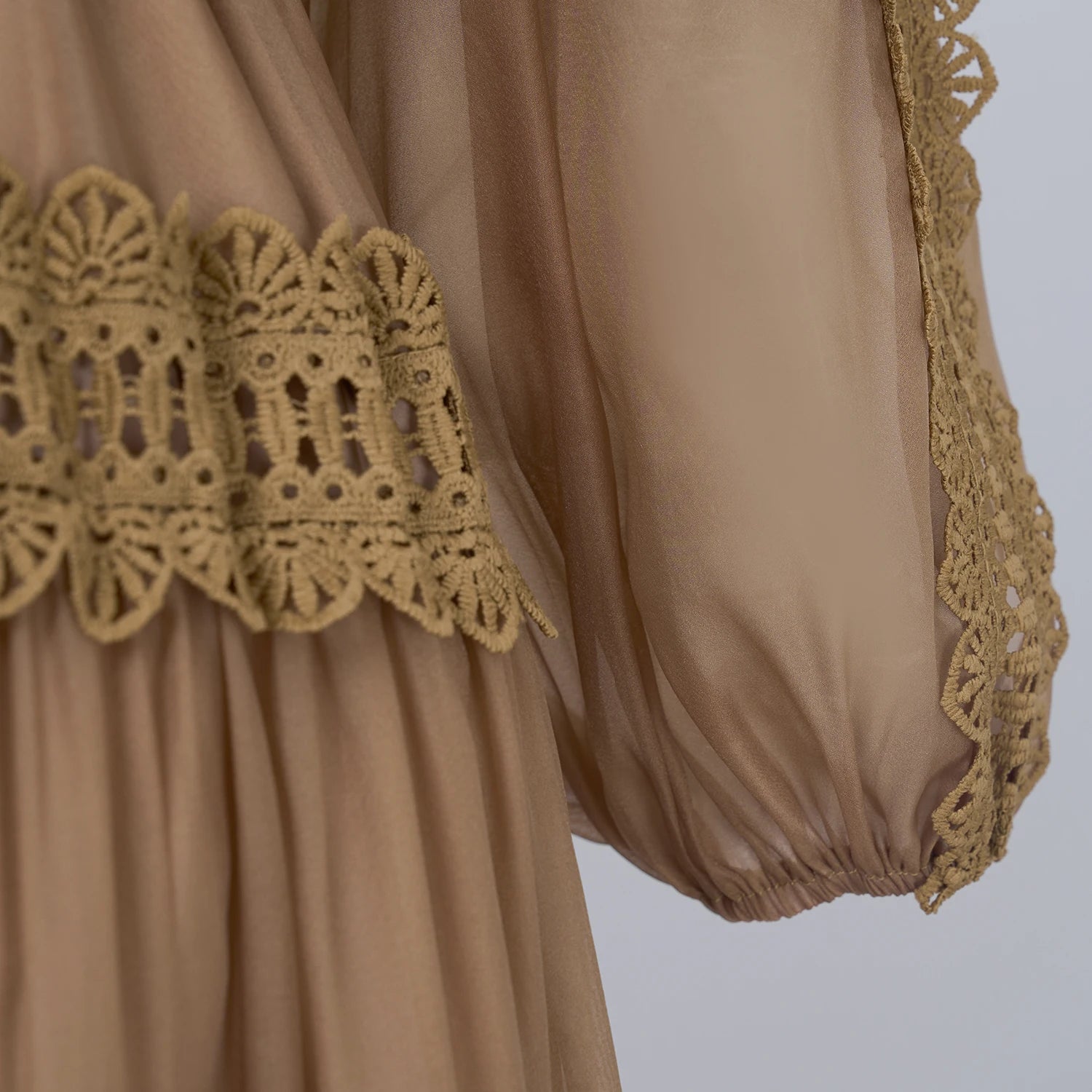 Vestido Lumière – Edição Exclusiva com Renda Bordada