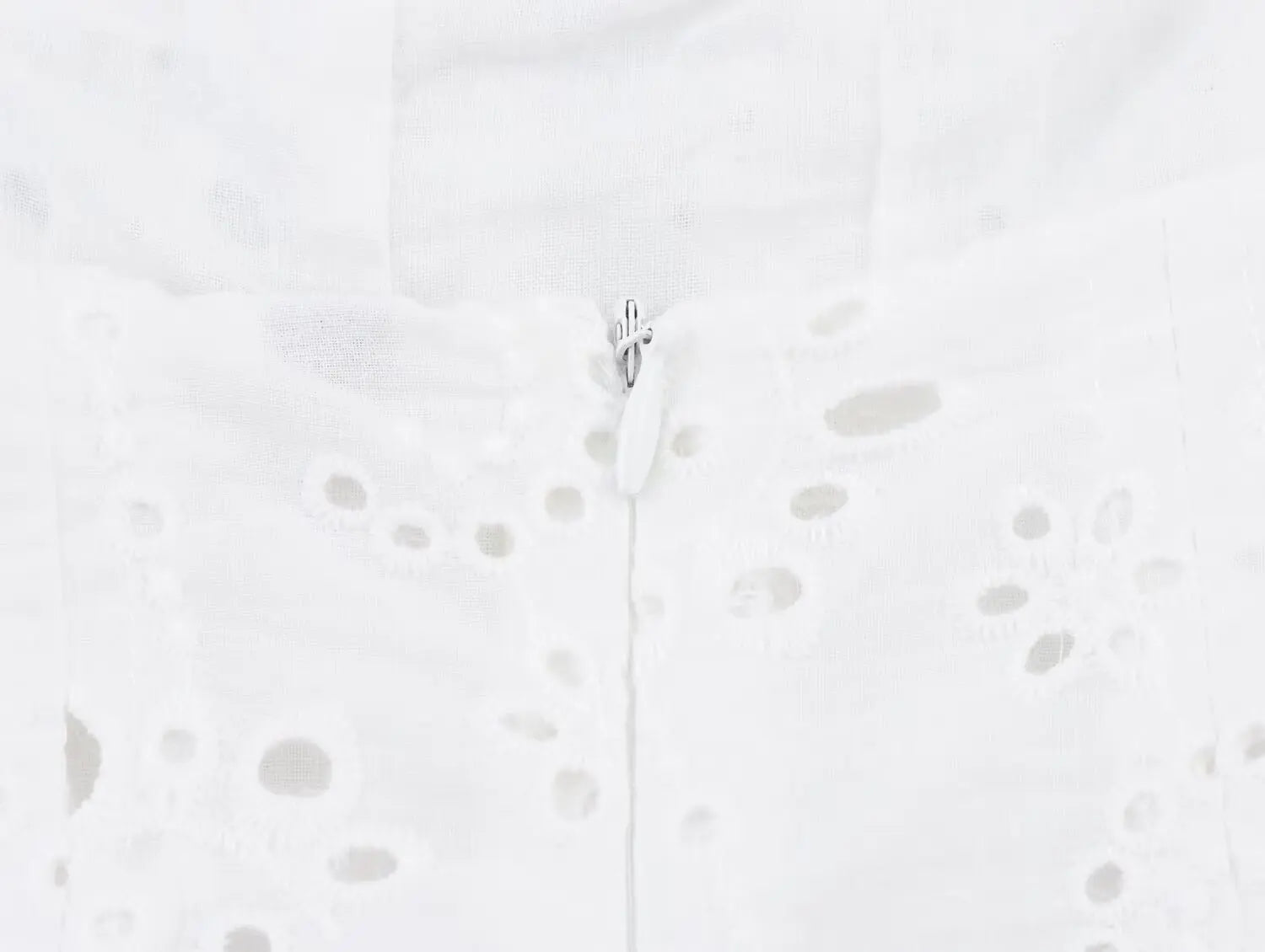 Conjunto – Top Bordado Cropped com Alças Finas + Saia Plissada de Cintura Alta, Modelo A-Line