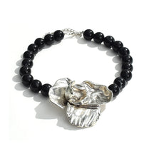 Colar Choker – Flor Grande, Contas de Resina Douradas,