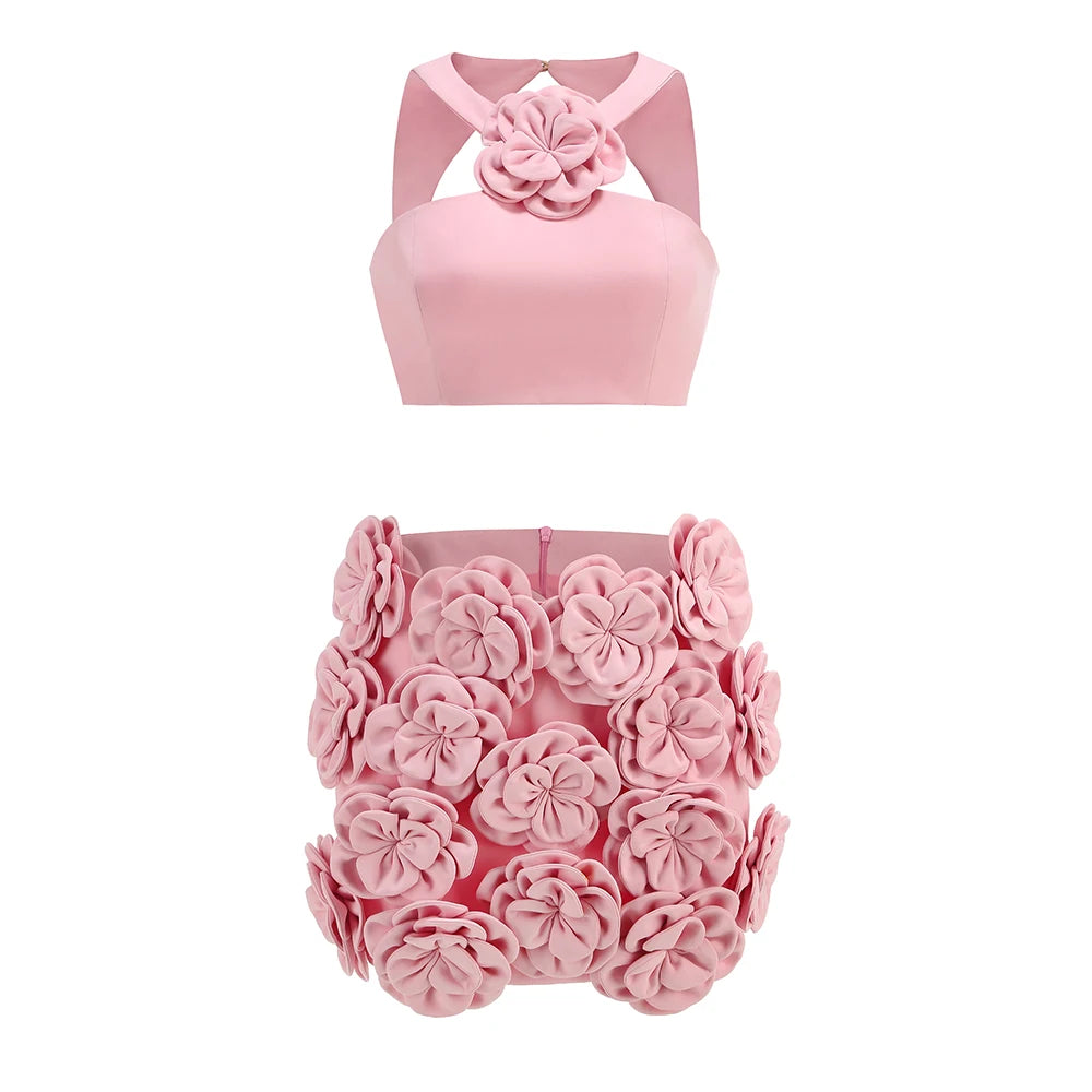 Conjunto Curto Rosa com Gola Halter, Costas Abertas e Aplicações Florais Bordadas à Mão