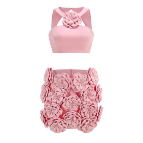 Conjunto Curto Rosa com Gola Halter, Costas Abertas e Aplicações Florais Bordadas à Mão