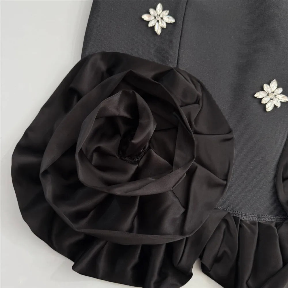 Vestido Mini Estruturado com Babados Esculpidos e Cristais Bordados à Mão