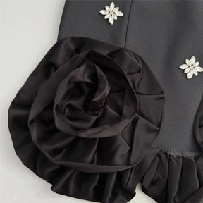 Vestido Mini Estruturado com Babados Esculpidos e Cristais Bordados à Mão