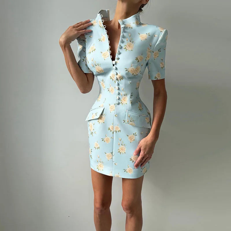 Vestido Curto Floral com Gola Alta, Acabamento Ondulado e Modelagem Ajustada