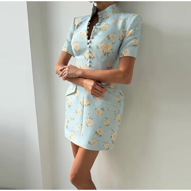Vestido Curto Floral com Gola Alta, Acabamento Ondulado e Modelagem Ajustada