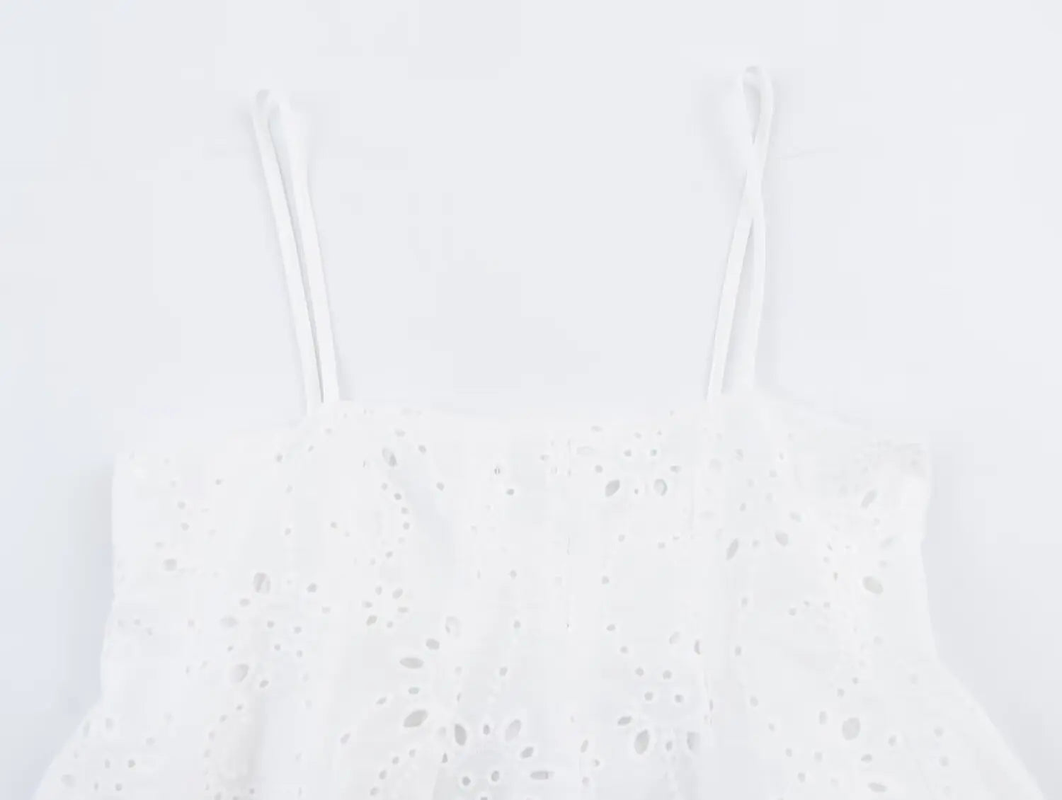 Conjunto – Top Bordado Cropped com Alças Finas + Saia Plissada de Cintura Alta, Modelo A-Line