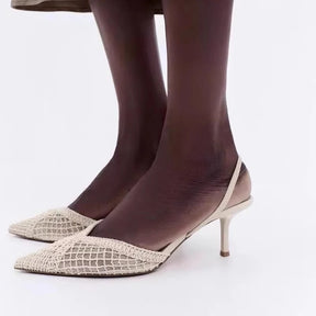 Sapato de Salto Fino com Trama Vazada em Tela e Bico Alongado – Elegância Atemporal e Conforto Refinado
