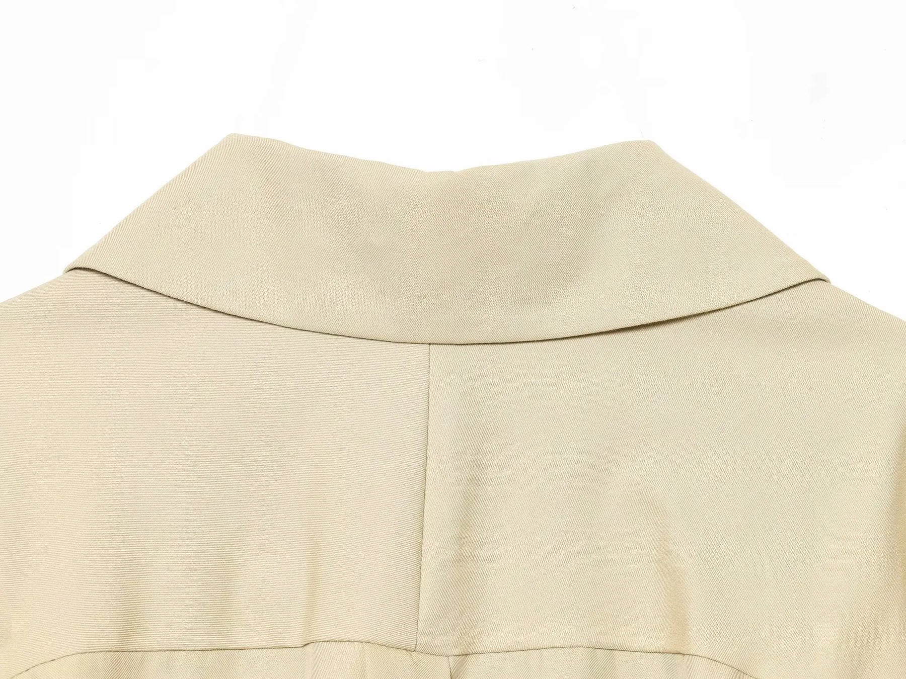 Jaqueta Estilo Bomber com Detalhes Plissados e Abotoamento Simples