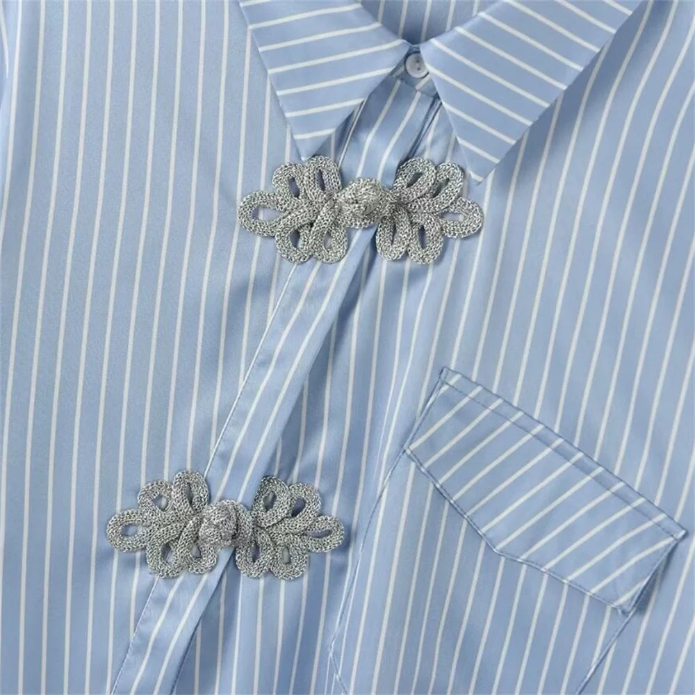 Camisa Listrada  Detalhe Bordado – Design Retrô e Elegância Atemporal