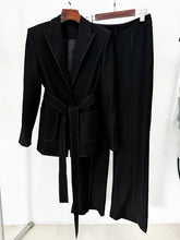Conjunto de Alfaiataria: Blazer Acinturado com Cinto e Calça Reta