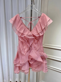 Vestido Curto com Babados – Ombro a Ombro e Modelagem Slim