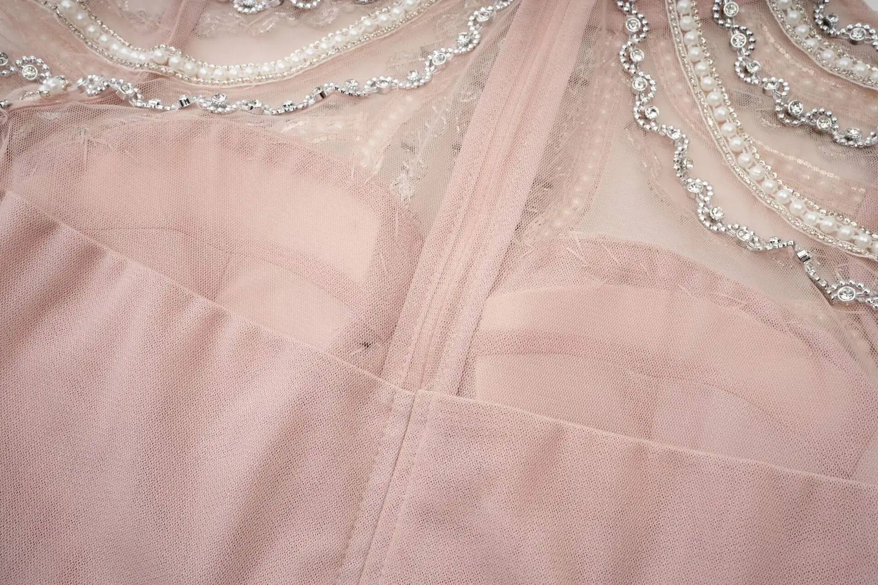 Vestido Longo - Luxo, com Bordado Feito à Mão e Saia em Camadas de Tule