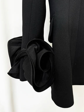 Blazer com Aplicações de Flores e Abotoamento Duplo: Elegância Estruturada