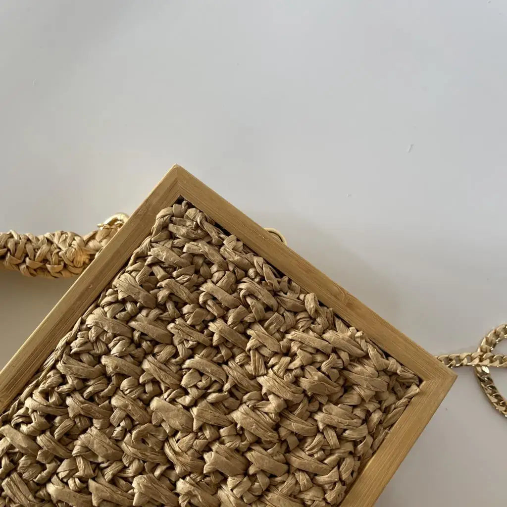 Bolsa Baú de Palha Estruturada com Alça de Corrente