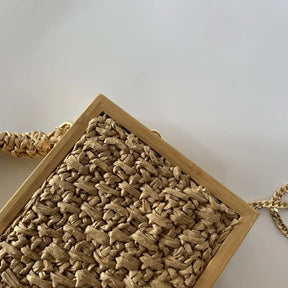 Bolsa Baú de Palha Estruturada com Alça de Corrente