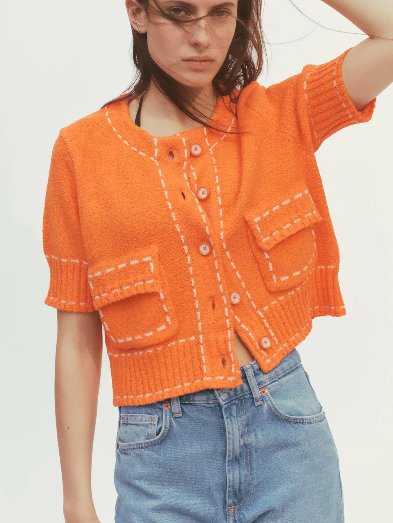 Camisa Feminina Tricotada com Recortes em Cores – Modelo Criativo de Verão