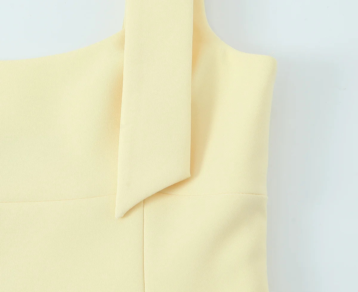 Colete Decote Quadrado com Laço, Modelagem Ajustada e Top Interno