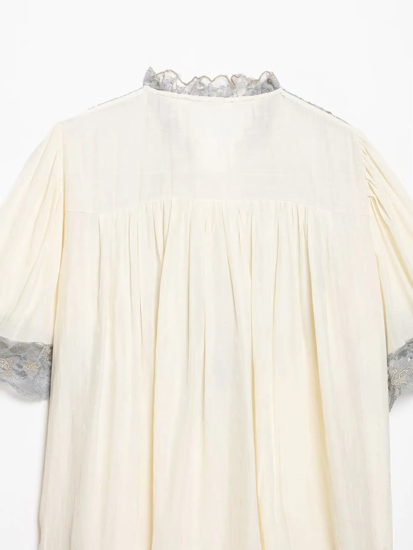 Blusa Fluida com Detalhes em Renda Floral e Decote em V