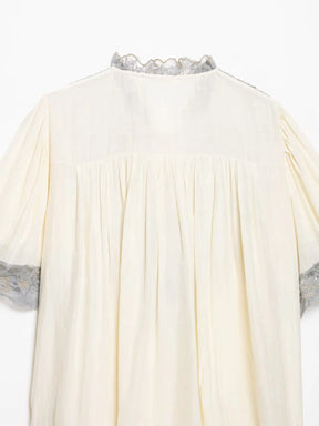 Blusa Fluida com Detalhes em Renda Floral e Decote em V