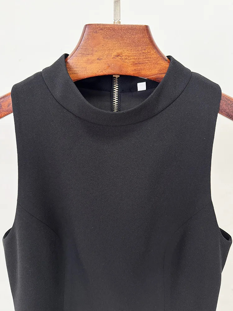 Vestido Míni Plissado com Gola Alta Estruturada e Ombros Descobertos