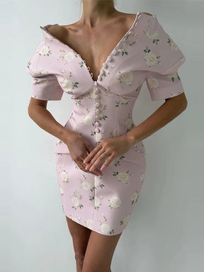 Vestido Curto Floral com Gola Alta, Acabamento Ondulado e Modelagem Ajustada