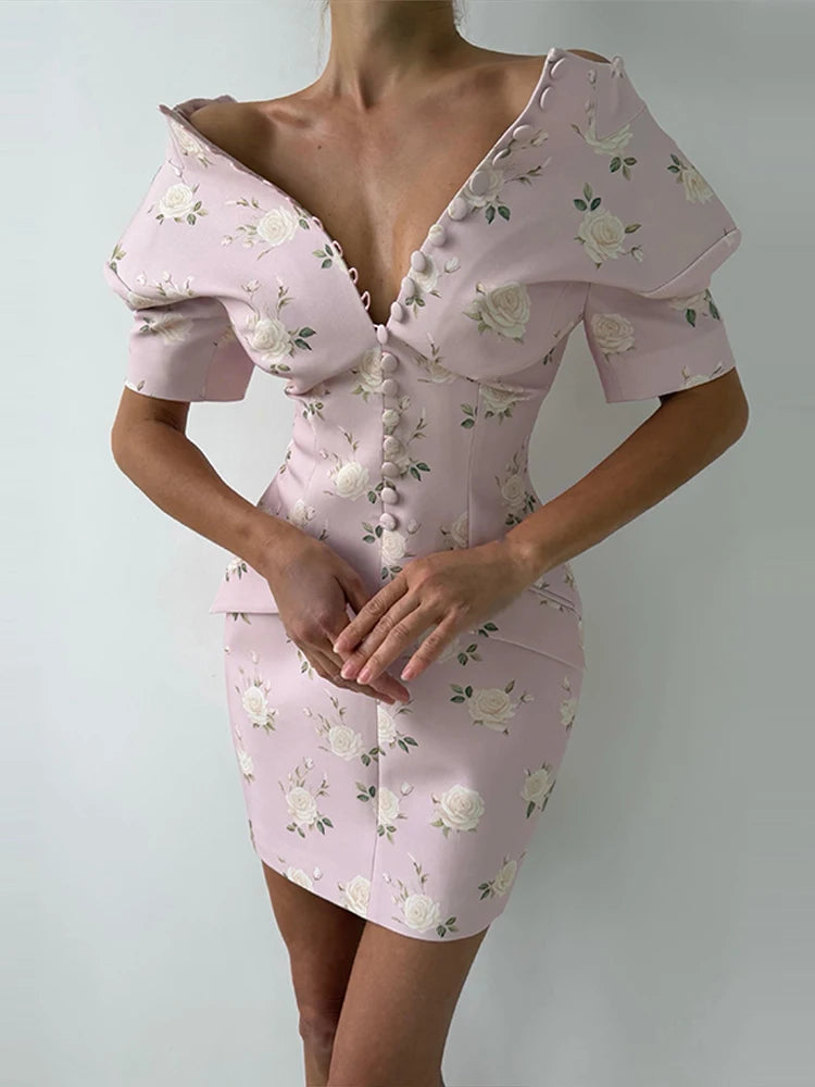 Vestido Curto Floral com Gola Alta, Acabamento Ondulado e Modelagem Ajustada