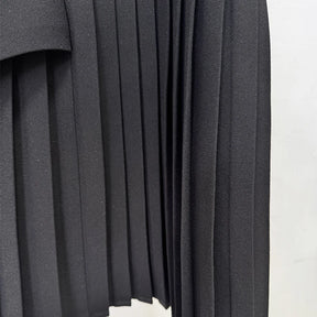 Vestido Míni Plissado com Gola Alta Estruturada e Ombros Descobertos