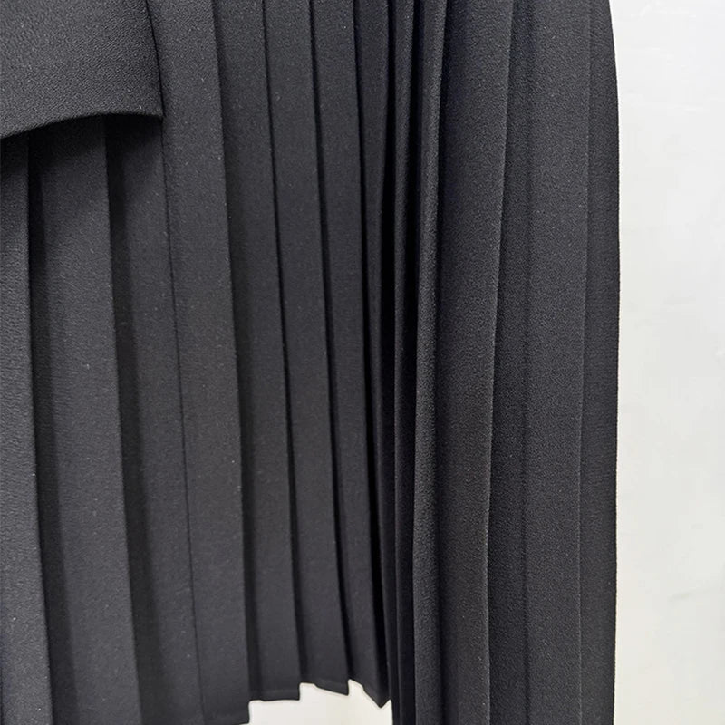 Vestido Míni Plissado com Gola Alta Estruturada e Ombros Descobertos