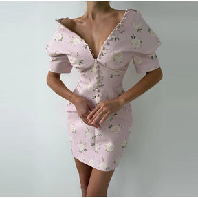 Vestido Curto Floral com Gola Alta, Acabamento Ondulado e Modelagem Ajustada