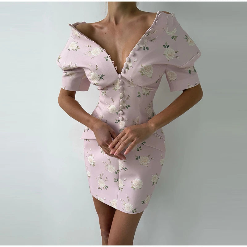 Vestido Curto Floral com Gola Alta, Acabamento Ondulado e Modelagem Ajustada