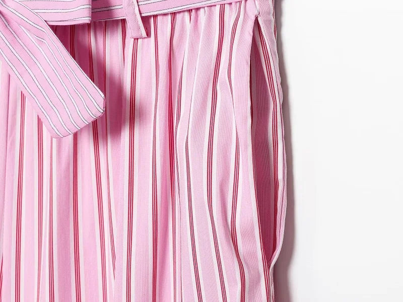 Conjunto Listrado com Top Laço e Calça de Alfaiataria – Elegância Leve para o Verão