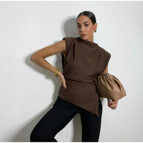 Regata Elegante com Ombreiras e Gola Redonda – Look Sofisticado