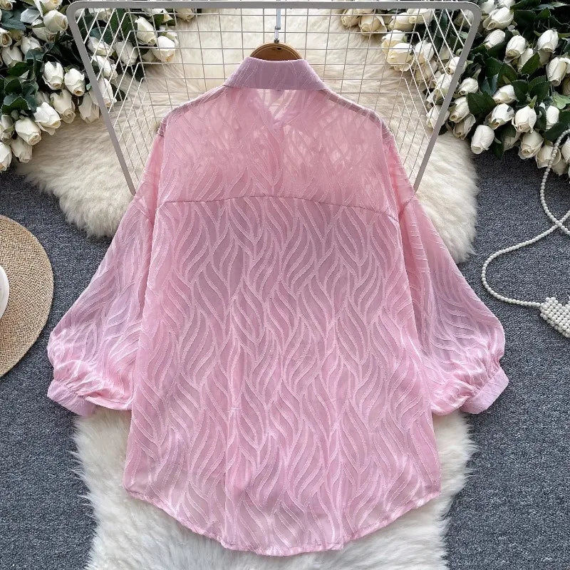 Camisa com Gola Alta, Bordados e Paetês – Elegância com Toque Brilhante