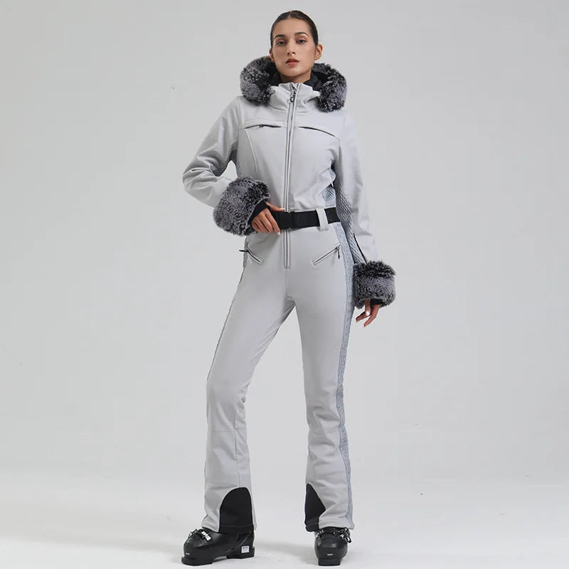 Macacão de Esqui Feminino GSOU SNOW – One Piece Slim, Impermeável, À Prova de Vento, Forrado e com Capuz de Pele