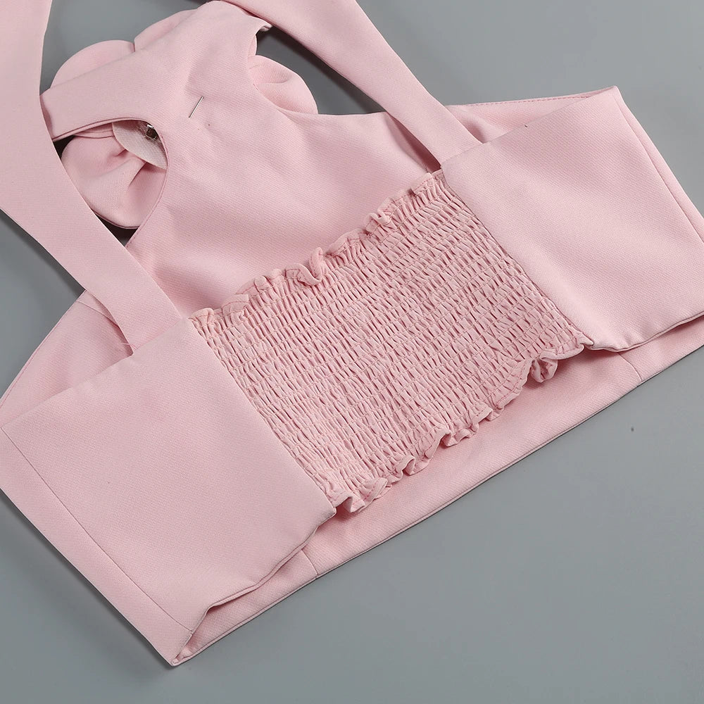 Conjunto Curto Rosa com Gola Halter, Costas Abertas e Aplicações Florais Bordadas à Mão