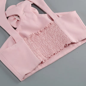 Conjunto Curto Rosa com Gola Halter, Costas Abertas e Aplicações Florais Bordadas à Mão