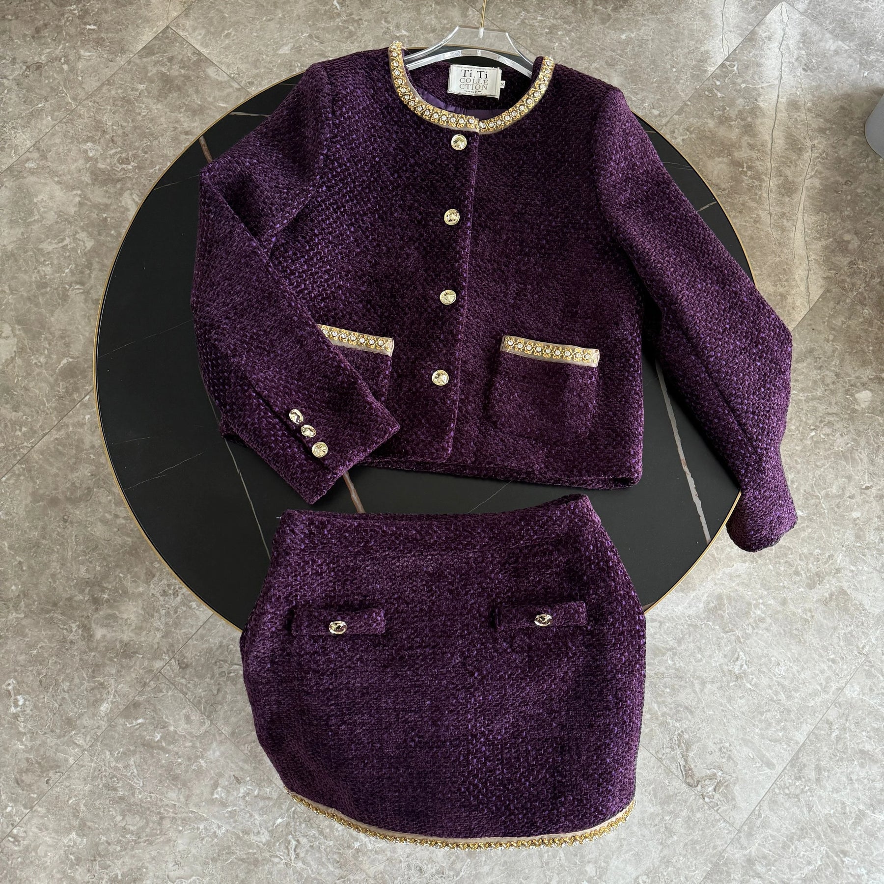 Conjunto em Tweed – Blazer com Aplicações de Strass e Saia Mini Elegante