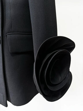 Blazer com Aplicações de Flores e Abotoamento Duplo: Elegância Estruturada
