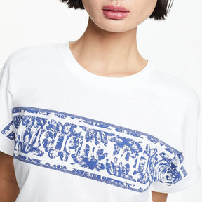 Camiseta CHCH Feminina Clássica em Algodão com Estampa Tipográfica