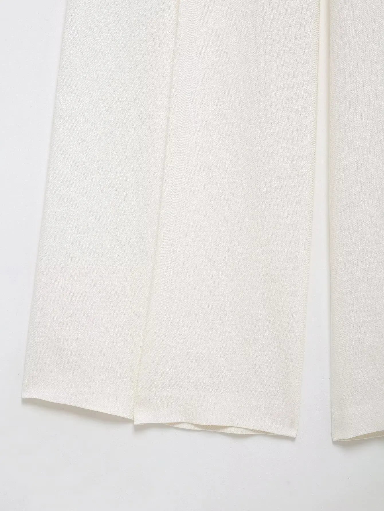 Conjunto de Blazer com Laço e Calça Cintura Alta – Elegância Sofisticada para a Meia-Estação