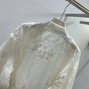 Jaqueta com Bordado e Pérolas – Elegância em um Só Look