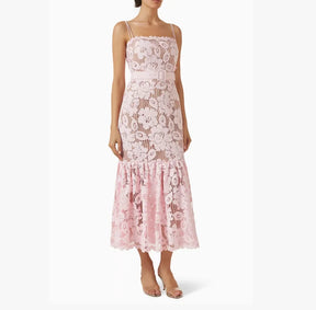 Vestido Longo Sereia em Renda com Recortes Vazados e Alças Delicadas
