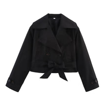 Casaco Escultural Estilo Trench Coat com Abotoamento Cruzado e Cinto